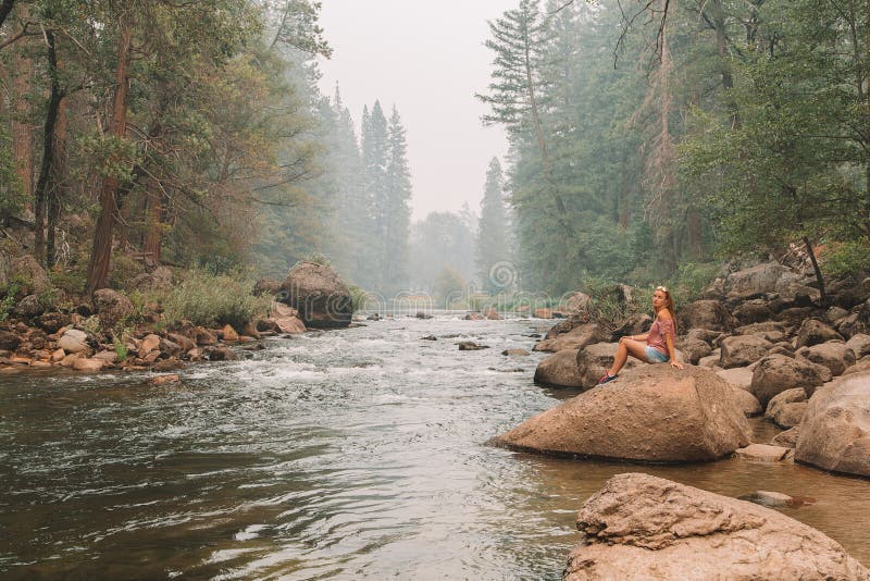 Jonge dame die en bij het Nationale Park van Yosemite onderzoeken wandelen stock afbeeldingen Jonge dame die en bij het Nationale Park van Yosemite onderzoeken wandelen stock afbeeldingen