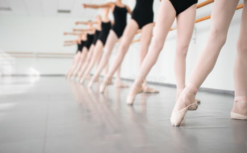 Jonge dansersballerina's in klassen klassieke dans, ballet