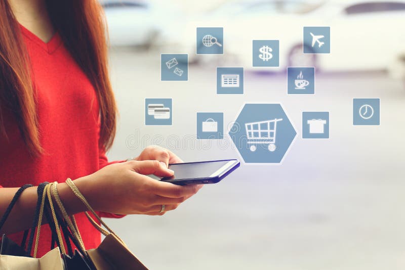 Jonge de holding van de vrouwenhand smartphone en het winkelen zakken met holog royalty-vrije stock afbeelding Jonge de holding van de vrouwenhand smartphone en het winkelen zakken met holog royalty-vrije stock afbeelding