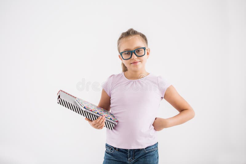 Jonge de holdingsnotitieboekjes van het schoolmeisje royalty-vrije stock afbeelding Jonge de holdingsnotitieboekjes van het schoolmeisje royalty-vrije stock afbeelding