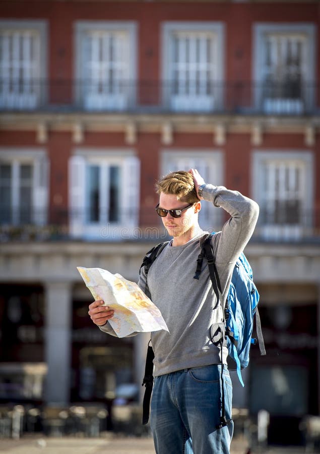 Jonge die studenten backpacker toerist die stadskaart in reisbestemming wordt verloren kijken en wordt verward royalty-vrije stock foto's Jonge die studenten backpacker toerist die stadskaart in reisbestemming wordt verloren kijken en wordt verward royalty-vrije stock foto's