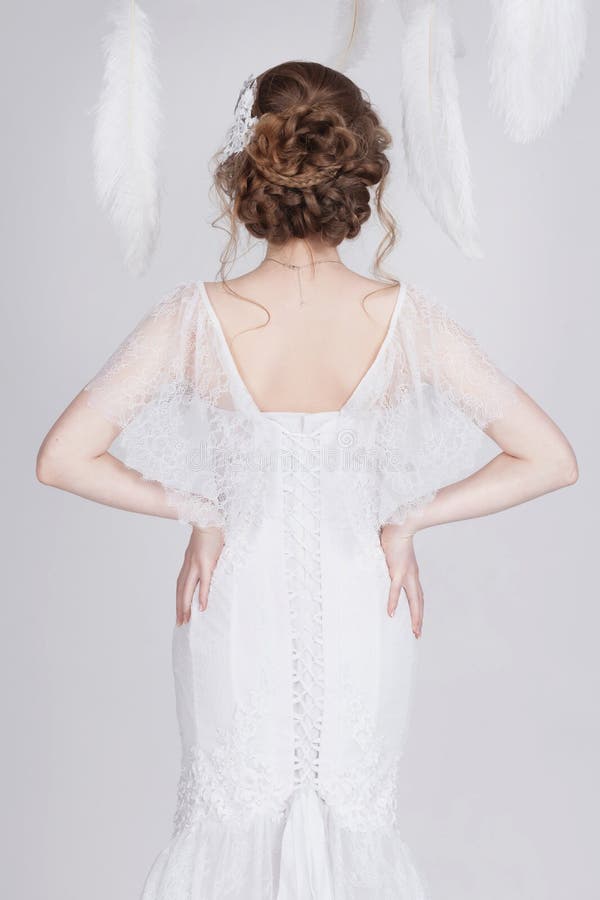 Jonge en dromerige bruid in een luxueuze kleding van het kanthuwelijk stock afbeeldingen Jonge en dromerige bruid in een luxueuze kleding van het kanthuwelijk stock afbeeldingen