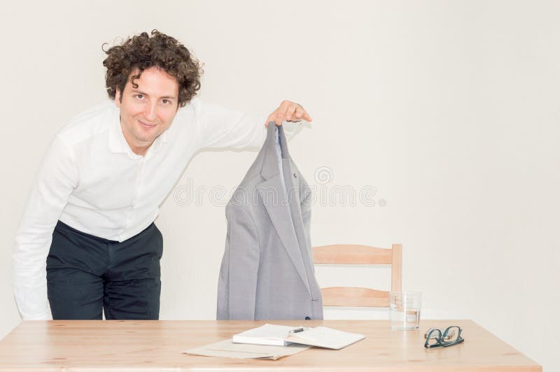 Jonge en gelukkige, Kaukasische mens die met zijn baan ophouden en het nieuw leven beginnen als freelancer Het concept van het hu stock foto Jonge en gelukkige, Kaukasische mens die met zijn baan ophouden en het nieuw leven beginnen als freelancer Het concept van het hu stock foto