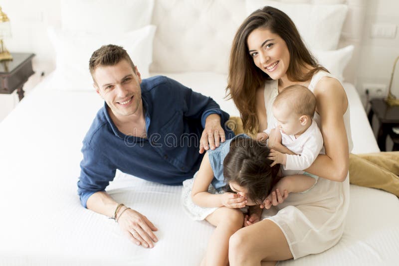 Jonge familie in de ruimte royalty-vrije stock foto's