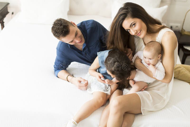 Jonge familie in de ruimte stock foto