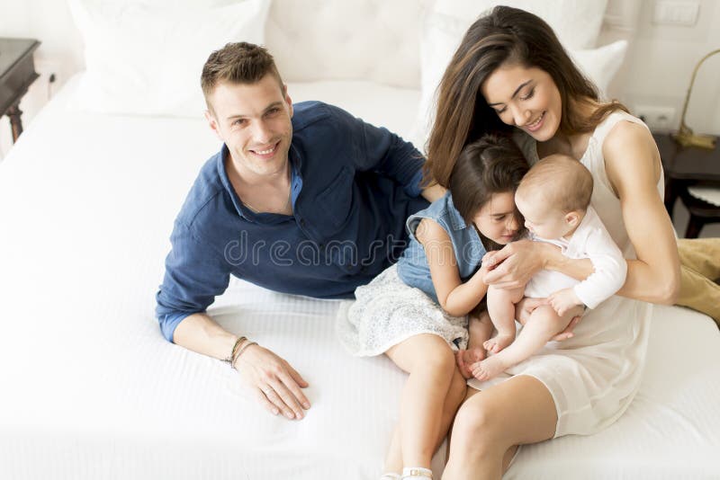 Jonge familie in de ruimte stock afbeeldingen