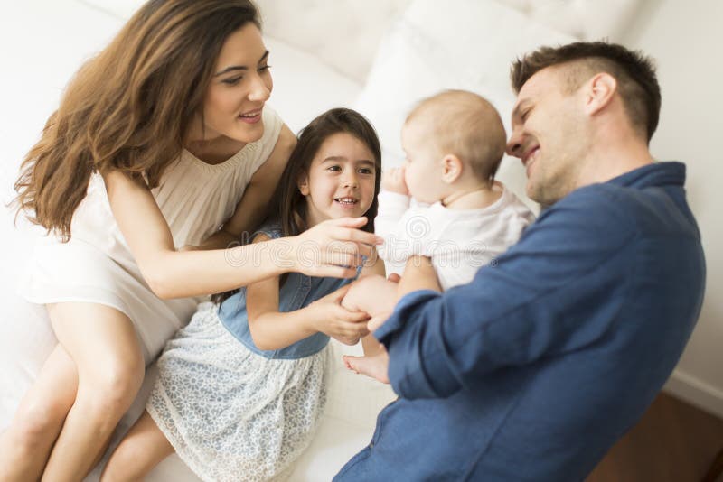 Jonge familie in de ruimte royalty-vrije stock fotografie