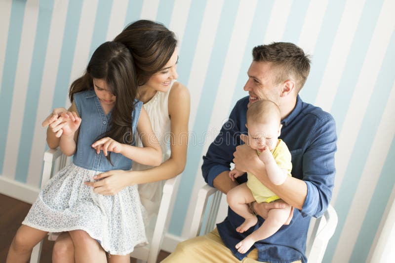 Jonge familie in de ruimte stock afbeelding