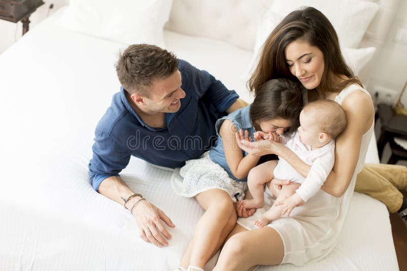 Jonge familie in de ruimte stock foto's