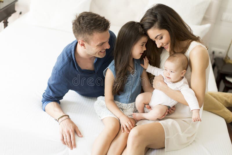 Jong gezin in de kamer royalty-vrije stock afbeelding