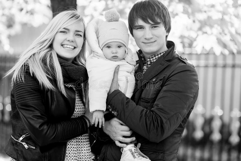 Jonge familie met baby in de herfstpark Zwart - witte foto royalty-vrije stock foto's Jonge familie met baby in de herfstpark Zwart - witte foto royalty-vrije stock foto's
