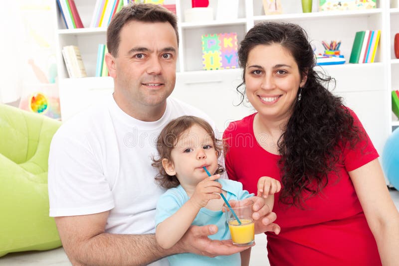 Jonge familie met een kind stock foto's Jonge familie met een kind stock foto's