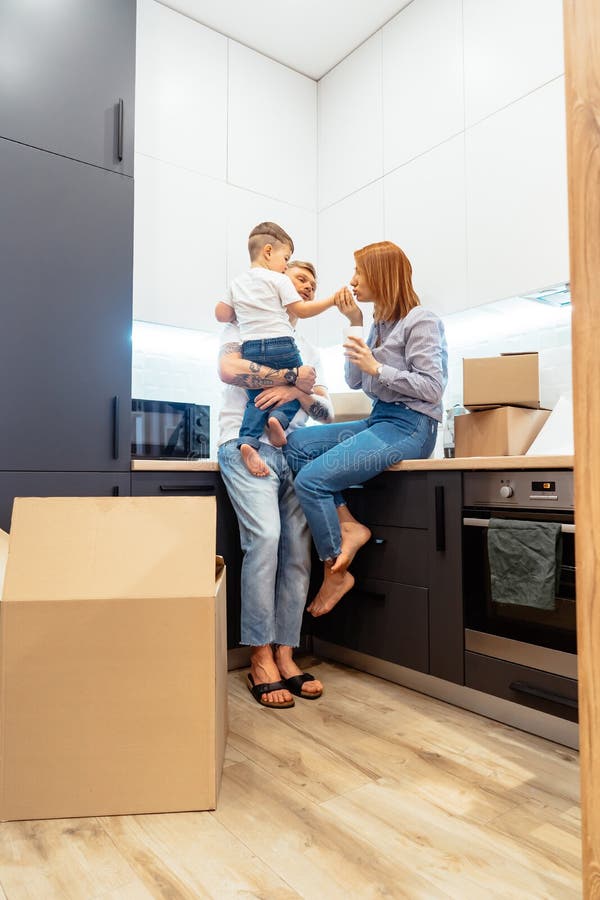 Jonge familie uitpakkende dozen in nieuw huis stock foto Jonge familie uitpakkende dozen in nieuw huis stock foto