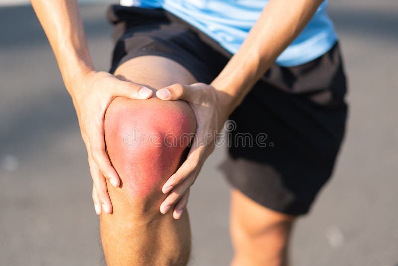 Jonge fitness mens die zijn verwonding van het sportenbeen houden spier pijnlijk tijdens opleiding Aziatische agent die kniepijn royalty-vrije stock fotografie Jonge fitness mens die zijn verwonding van het sportenbeen houden spier pijnlijk tijdens opleiding Aziatische agent die kniepijn royalty-vrije stock fotografie