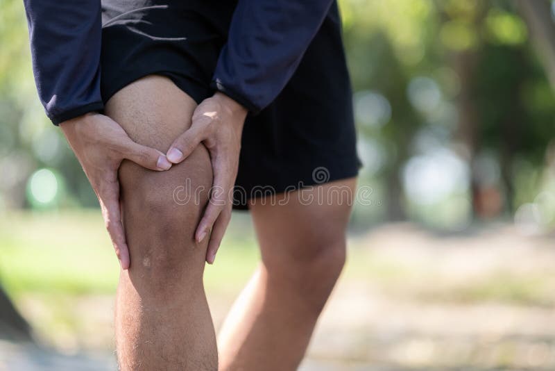 Jonge fitness mens die zijn verwonding van het sportenbeen, spier houden pijnlijk tijdens opleiding Aziatische agent die kalfspij royalty-vrije stock afbeeldingen Jonge fitness mens die zijn verwonding van het sportenbeen, spier houden pijnlijk tijdens opleiding Aziatische agent die kalfspij royalty-vrije stock afbeeldingen
