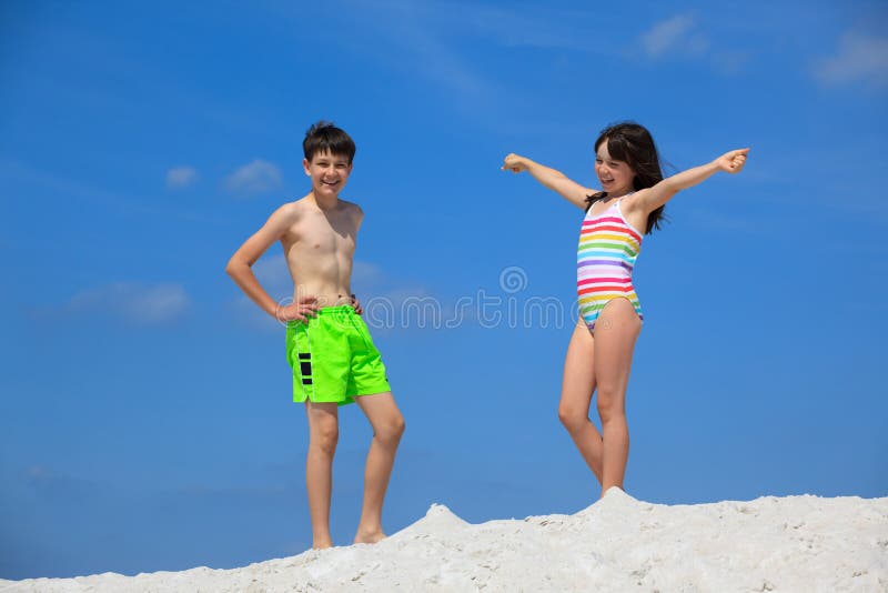 Jonge geitjes in badpakken op strand stock fotografie Jonge geitjes in badpakken op strand stock fotografie