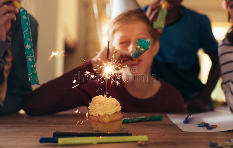Jonge geitjes die bij verjaardagspartij vieren royalty-vrije stock fotografie Jonge geitjes die bij verjaardagspartij vieren royalty-vrije stock fotografie