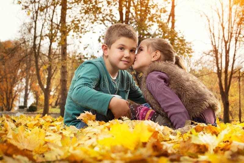 Jonge geitjes die in de herfstpark spelen stock foto Jonge geitjes die in de herfstpark spelen stock foto