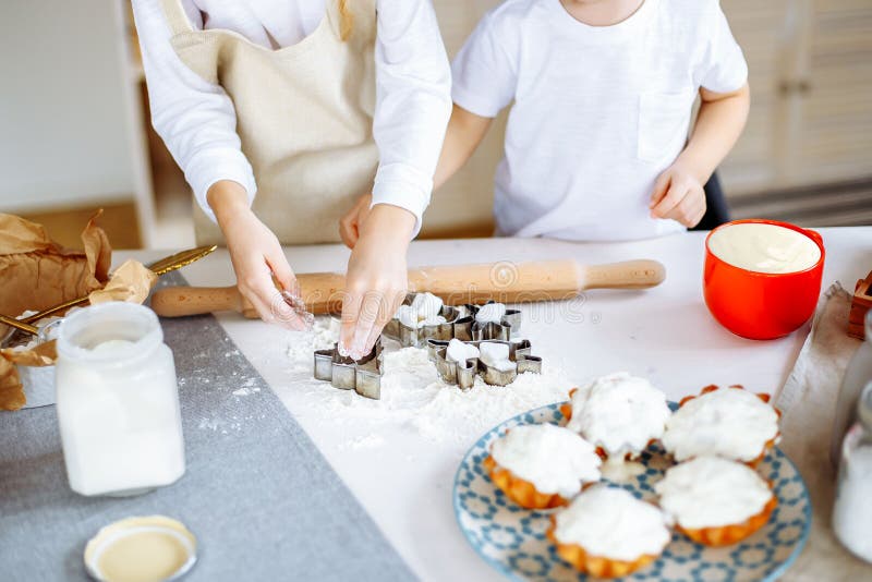 Jonge geitjes die de Keukenconcept koken van Bakselkoekjes royalty-vrije stock foto's Jonge geitjes die de Keukenconcept koken van Bakselkoekjes royalty-vrije stock foto's