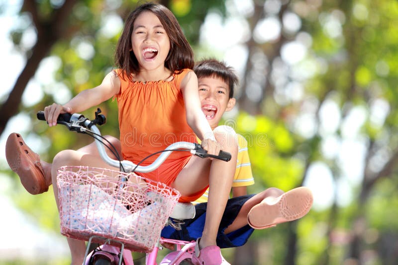 Jonge geitjes die fiets samen berijden stock afbeelding Jonge geitjes die fiets samen berijden stock afbeelding