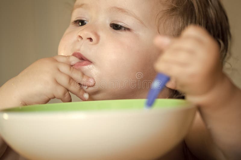 Jonge geitjes die - gelukkig spel spelen Portret van weinig jongen het eten royalty-vrije stock afbeelding Jonge geitjes die - gelukkig spel spelen Portret van weinig jongen het eten royalty-vrije stock afbeelding