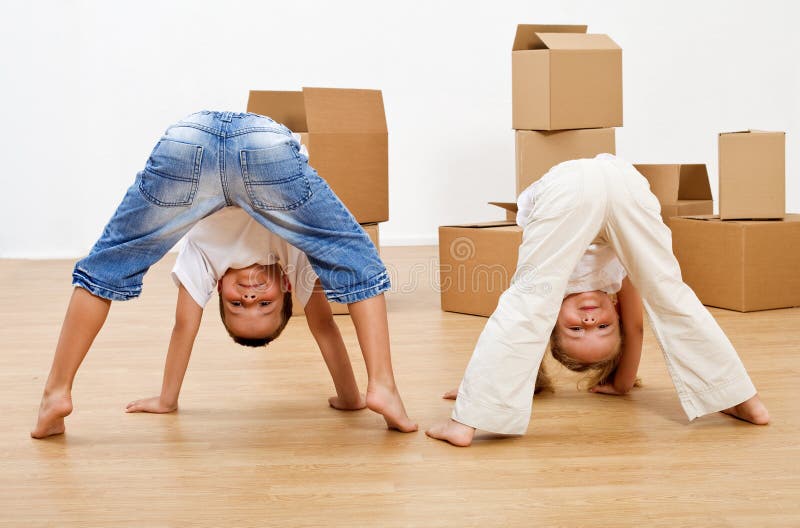 Jonge geitjes die in hun nieuw huis spelen stock foto's Jonge geitjes die in hun nieuw huis spelen stock foto's