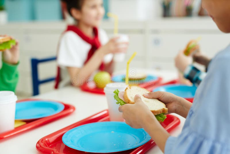 Jonge geitjes die lunch eten op school stock afbeeldingen Jonge geitjes die lunch eten op school stock afbeeldingen