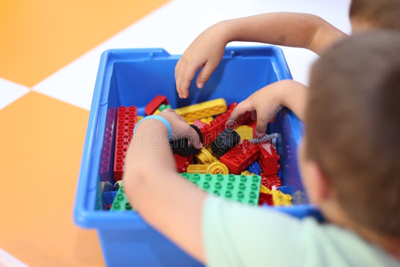 Jonge geitjes die met lego spelen stock fotografie Jonge geitjes die met lego spelen stock fotografie