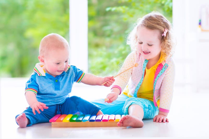 Jonge geitjes die muziek met xylofoon spelen stock afbeeldingen Jonge geitjes die muziek met xylofoon spelen stock afbeeldingen
