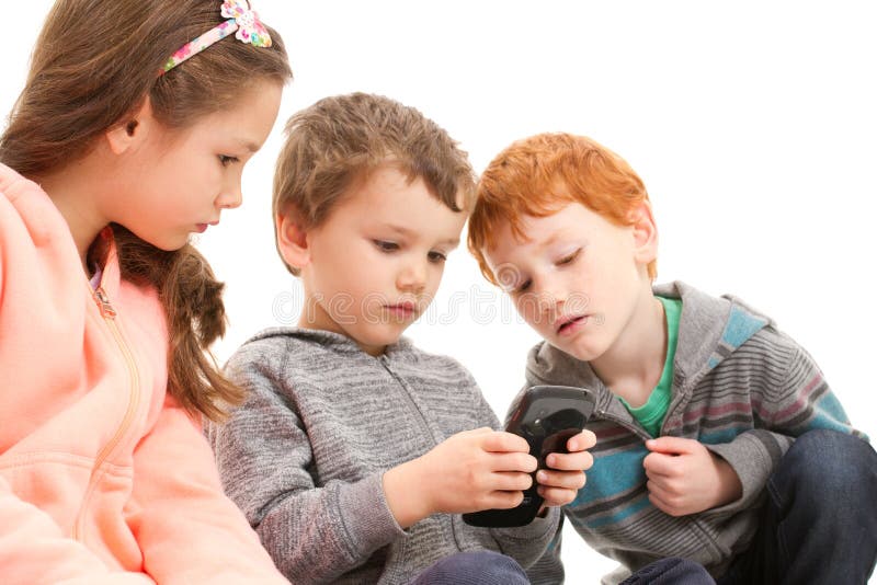 Jonge geitjes die spelen op mobiele telefoon spelen stock afbeeldingen Jonge geitjes die spelen op mobiele telefoon spelen stock afbeeldingen