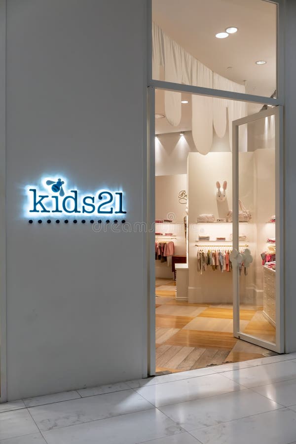 Jonge geitjes 21 winkel in Emquartier Thailand, 25 April, 2019: Luxe en de modieuze vertoning van het merkvenster royalty-vrije stock foto's Jonge geitjes 21 winkel in Emquartier Thailand, 25 April, 2019: Luxe en de modieuze vertoning van het merkvenster royalty-vrije stock foto's