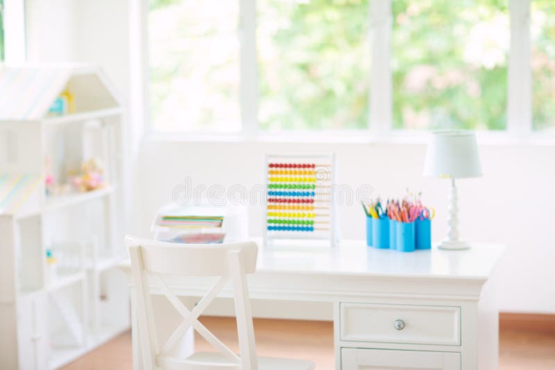 Jonge geitjesslaapkamer met houten bureau en poppenhuis stock afbeeldingen Jonge geitjesslaapkamer met houten bureau en poppenhuis stock afbeeldingen