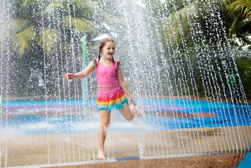 Jonge geitjesspel in aquapark Kinderen bij waterspeelplaats van tropisch pretpark Meisje bij zwembad stock afbeeldingen Jonge geitjesspel in aquapark Kinderen bij waterspeelplaats van tropisch pretpark Meisje bij zwembad stock afbeeldingen