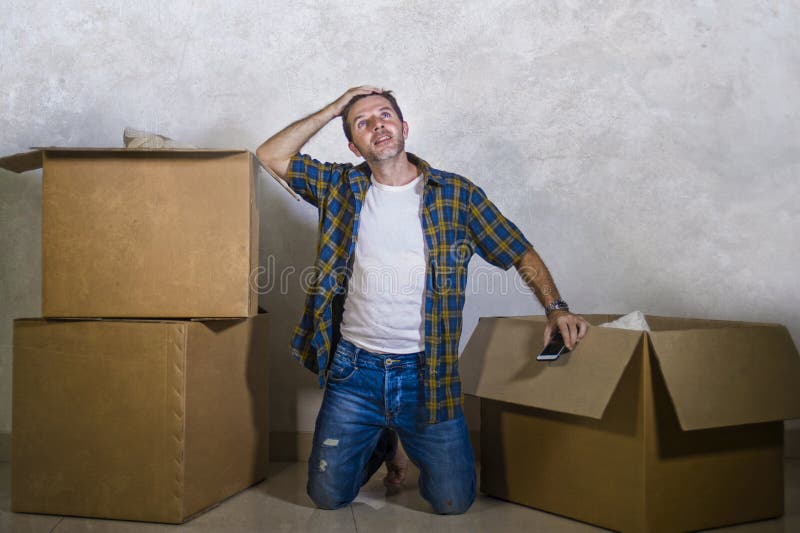 Jonge gelukkige en opgewekte mensen thuis vloer die uitpakkend kartondozen genieten van die zich alleen aan het nieuwe flat of hu stock afbeeldingen Jonge gelukkige en opgewekte mensen thuis vloer die uitpakkend kartondozen genieten van die zich alleen aan het nieuwe flat of hu stock afbeeldingen