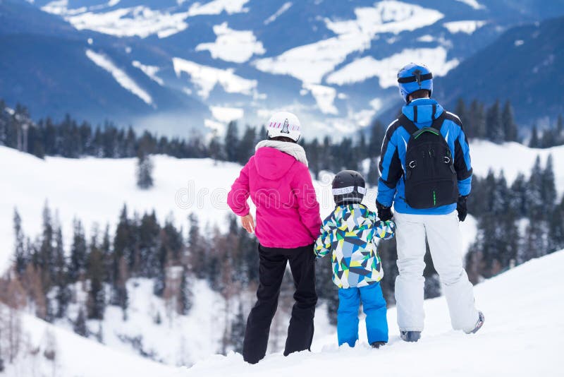 Jonge gelukkige familie met één kind, die in de bergen ski?en stock fotografie Jonge gelukkige familie met één kind, die in de bergen ski?en stock fotografie