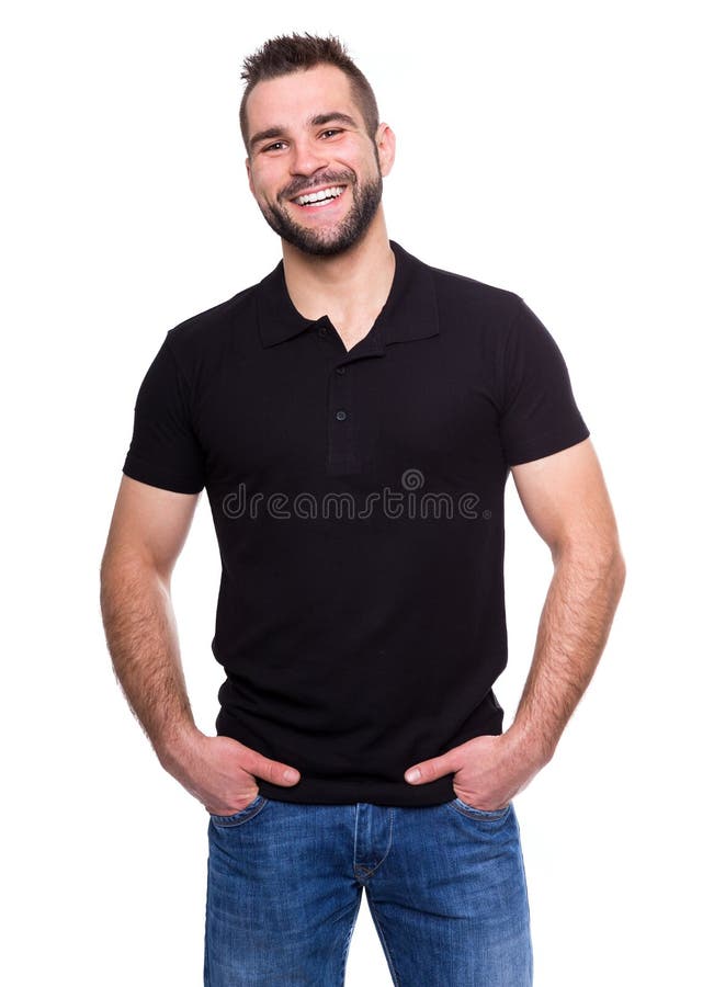 Jonge gelukkige mens in een zwart polooverhemd