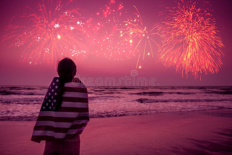 Jonge gelukkige patriotmeisje dat op 4 juli de Amerikaanse vlag vasthield en naar de groet kijkt stock fotografie Jonge gelukkige patriotmeisje dat op 4 juli de Amerikaanse vlag vasthield en naar de groet kijkt stock fotografie