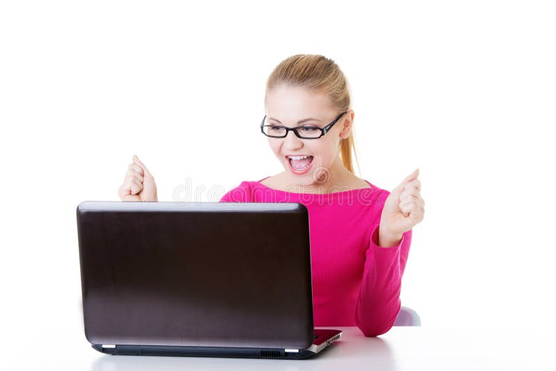 Jonge gelukkige vrouwenzitting voor laptop. stock afbeeldingen Jonge gelukkige vrouwenzitting voor laptop. stock afbeeldingen