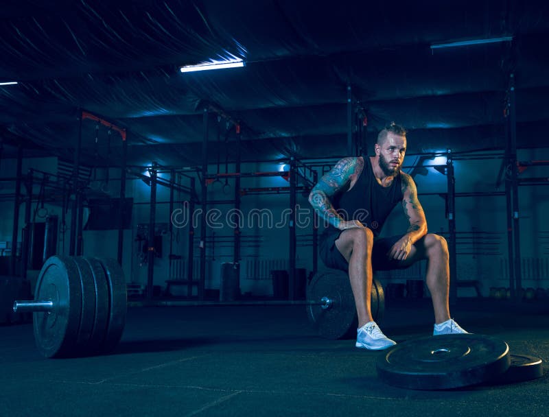 Jonge gezonde mensenatleet die voor opleiding in de gymnastiek voorbereidingen treffen stock afbeeldingen Jonge gezonde mensenatleet die voor opleiding in de gymnastiek voorbereidingen treffen stock afbeeldingen