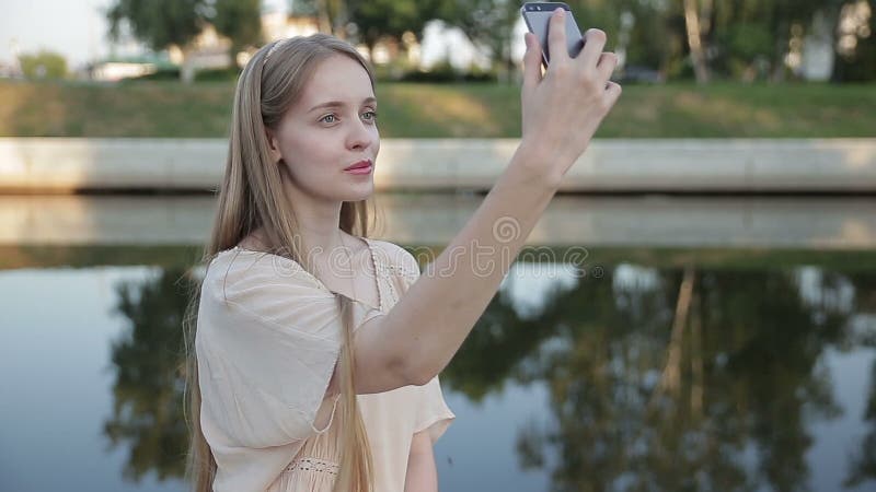 Jonge glimlachende tiener gelukkige vrouw die selfie op de straat maken