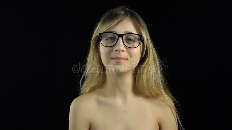 Jonge glimlachende vrouw in glazen stock videobeelden