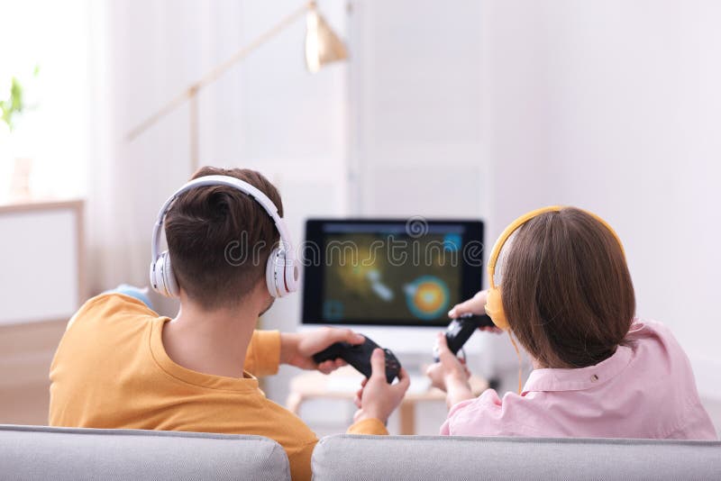 Jonge het Spelen van het Paar Videospelletjes royalty-vrije stock fotografie Jonge het Spelen van het Paar Videospelletjes royalty-vrije stock fotografie