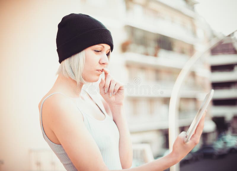 Jonge hipstervrouw verbonden WiFi stock foto Jonge hipstervrouw verbonden WiFi stock foto