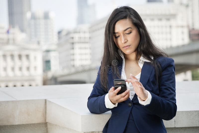Jonge Indische onderneemster die slimme telefoon met behulp van royalty-vrije stock foto's Jonge Indische onderneemster die slimme telefoon met behulp van royalty-vrije stock foto's