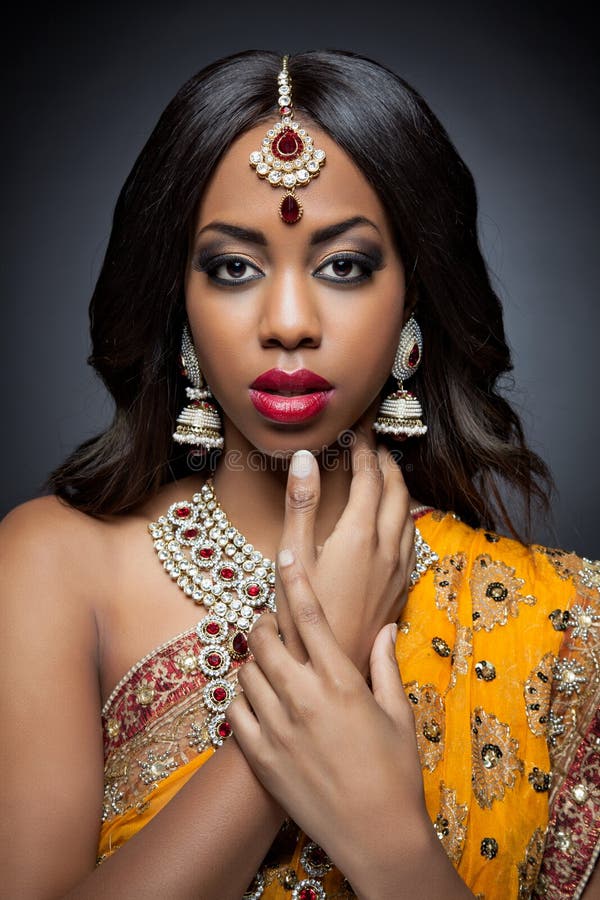 Jonge Indische vrouw in traditionele kleding met bruids make-up en juwelen stock fotografie Jonge Indische vrouw in traditionele kleding met bruids make-up en juwelen stock fotografie