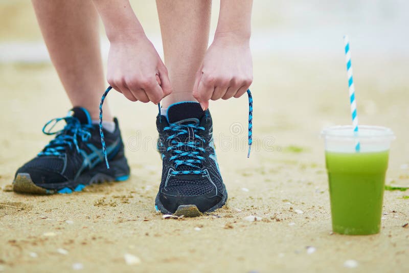 Jonge jogger met groene plantaardige smoothie royalty-vrije stock fotografie Jonge jogger met groene plantaardige smoothie royalty-vrije stock fotografie