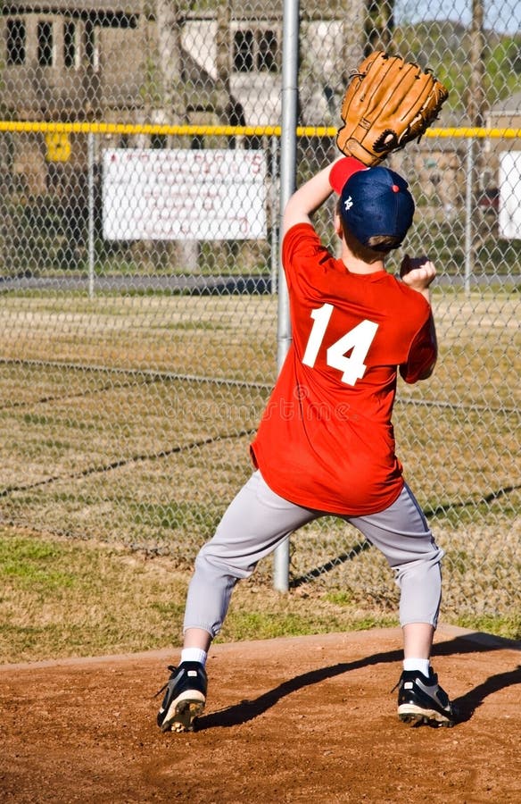 Jonge Jongen die Honkbal vangt royalty-vrije stock foto's Jonge Jongen die Honkbal vangt royalty-vrije stock foto's