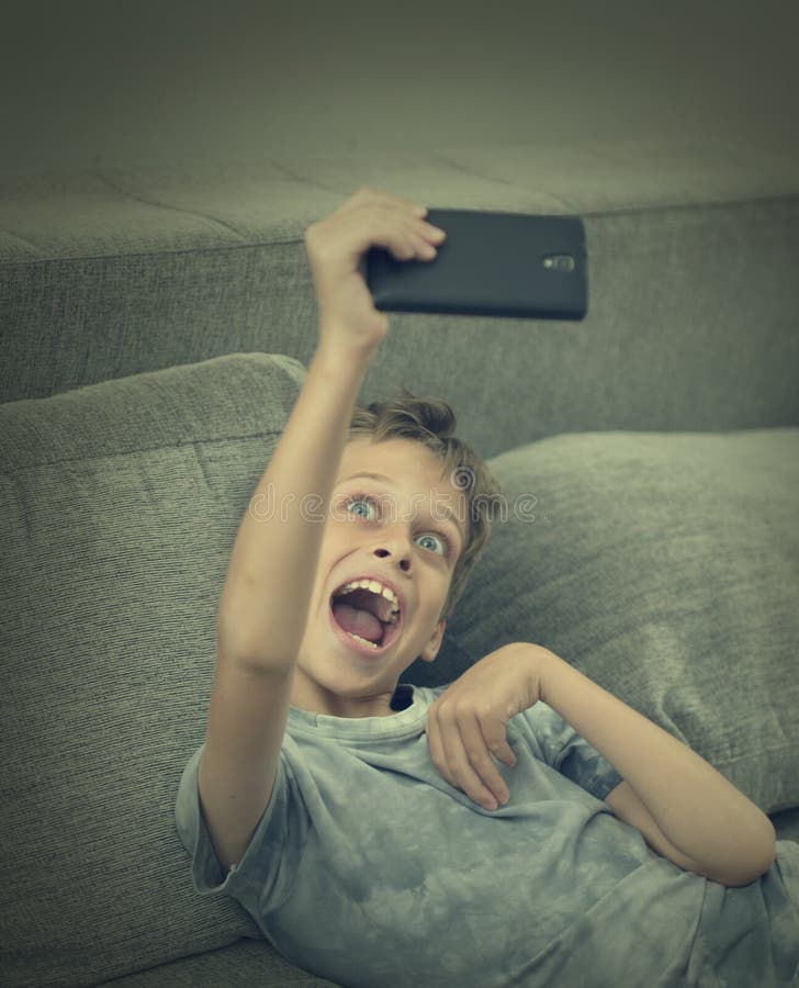Jonge jongen die selfi nemen stock afbeelding Jonge jongen die selfi nemen stock afbeelding