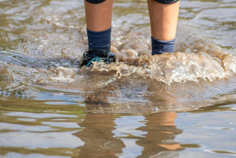 Rechtsaf bewijs Gemakkelijk Jonge Jongen Met Blauwe Korte Broek, Natte Sokken En Natte Schoenen Staat  Onder Water Nadat De Dike Door Hooggetij Was Gebroken Stock Foto - Image of  kust, levensstijl: 169790922