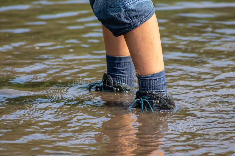 Ambitieus beton gelijkheid Jonge Jongen Met Korte Blauw Kapotte Kappers Met Natte Sokken En Vochtige  Laarzen Door Hoogtij Stock Foto - Image of mooi, gevaar: 169790550